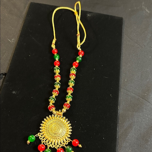 Indian Gold Tone, Green and Red Necklace! - Picture 11 of 17